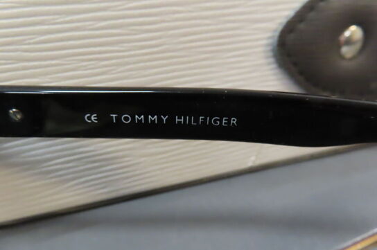 Solbrille TOMMY HILFIGER, TH7294 BLK-3