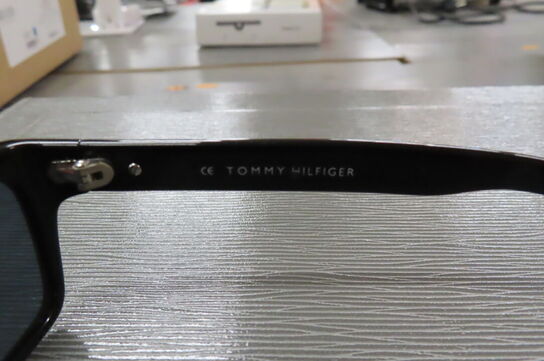 Solbrille TOMMY HILFIGER, TH7294 BLK-3