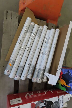 Diverse konfettirør og ølbonger