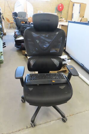 Kontorstol LEGEND samt trådløst tastatur LOGI