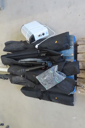 Diverse tasker til stativer samt elradiator