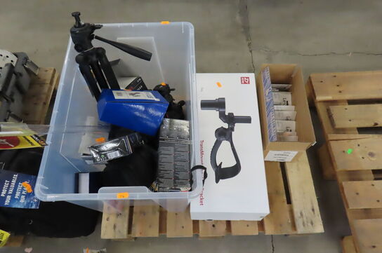 Kasse med diverse tilbehør til kamera