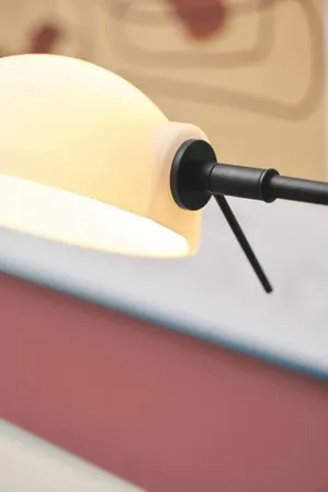 Halo design kjøbenhavn m. arm sort væglampe i opalglas og sort metal(ubrugt)