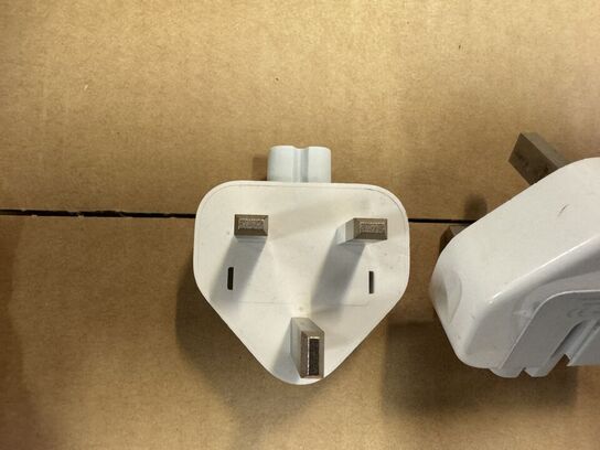 151 stk. Original Apple 3-Pin English Plug A1556