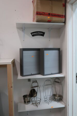 Kulholdere samt 2 stk. skabe