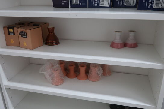 Vandpibehoveder på reol 