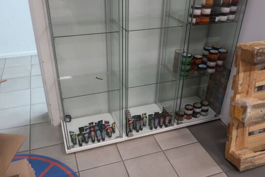 3 stk. skabe med indhold