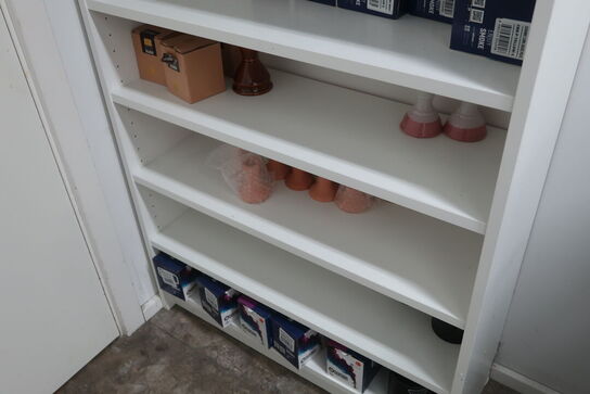 Vandpibehoveder på reol 