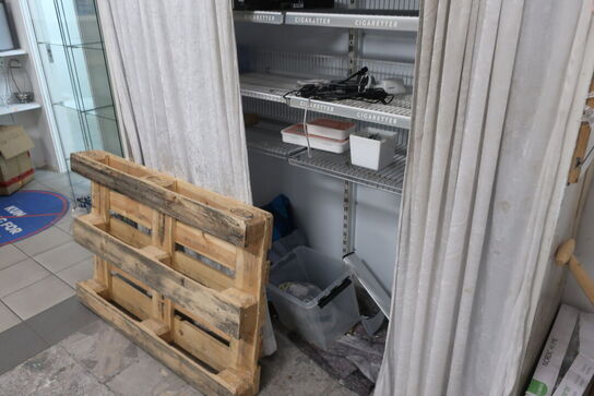 Tobaksskab med indhold