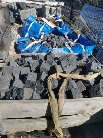 Chaussesten, håndhuggede sort basalt