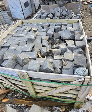 Chaussesten, håndhuggede sort basalt