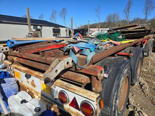 Ældre lastbilanhænger med gode dæk