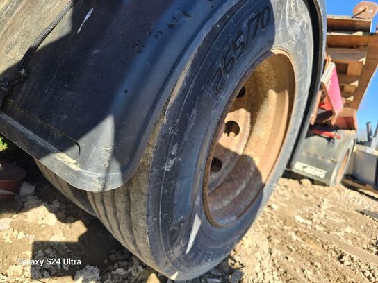 Ældre lastbilanhænger med gode dæk