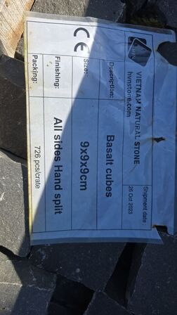 Chaussesten, håndhuggede sort basalt