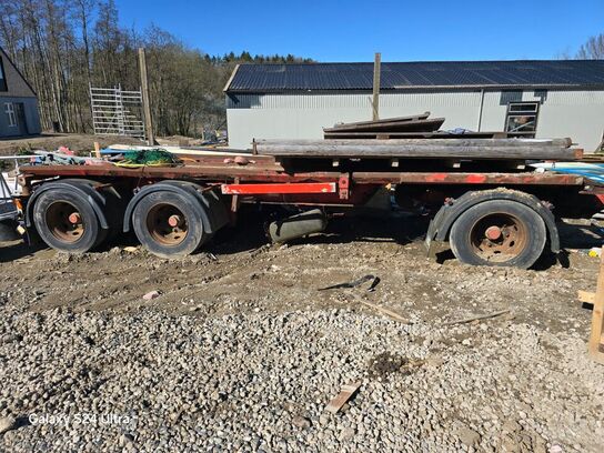 Ældre lastbilanhænger med gode dæk