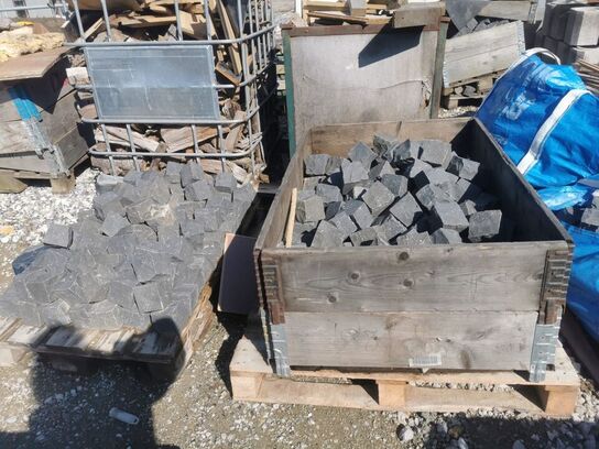 Chaussesten, håndhuggede sort basalt