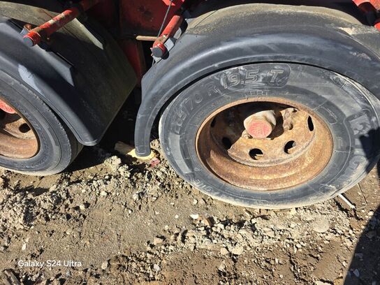 Ældre lastbilanhænger med gode dæk