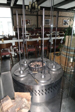 Central, glasinddækket åben ild/grillinstallation
(specialbygget)