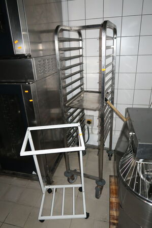 Stikvogn samt skraldespandsstativ