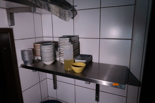 Rustfri stålhylder med indhold