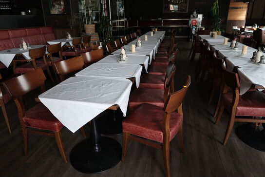 12 stk. borde med 25 stk. stole SASA