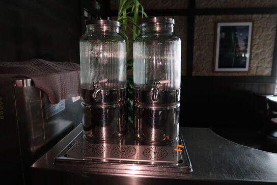 Vanddispenser, div. Bestik, kaffekopper m.m.