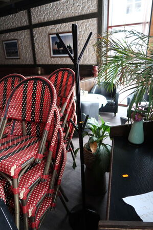 Skrivepult uden indhold samt stumtjener