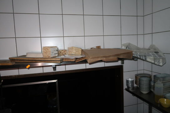 Rustfri stålhylder med indhold