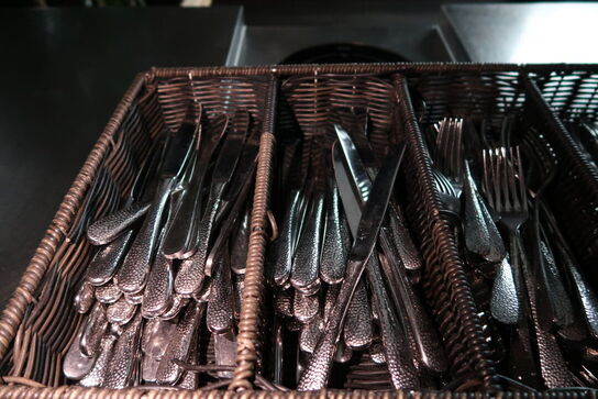 Vanddispenser, div. Bestik, kaffekopper m.m.