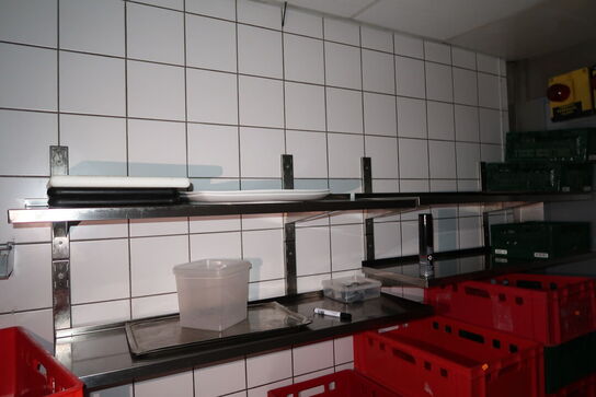 Rustfri stålhylder med indhold