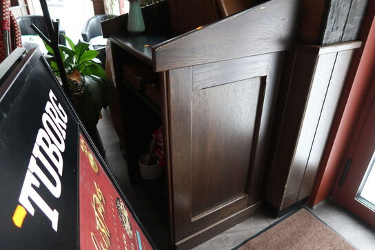 Skrivepult uden indhold samt stumtjener