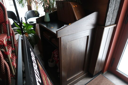 Skrivepult uden indhold samt stumtjener