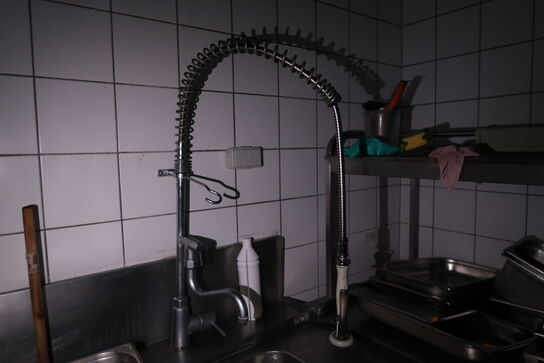 Rustfri stålbord med vask, armatur, opsats m.m. uden indhold