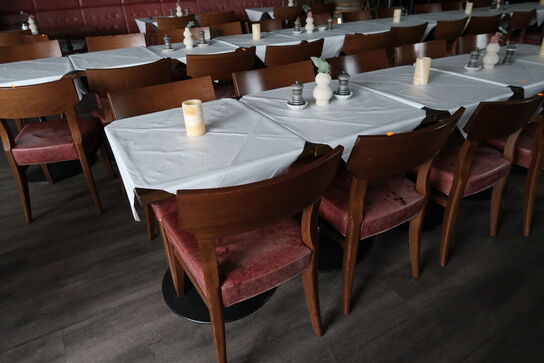 5 stk. borde med 10 stk. stole SASA