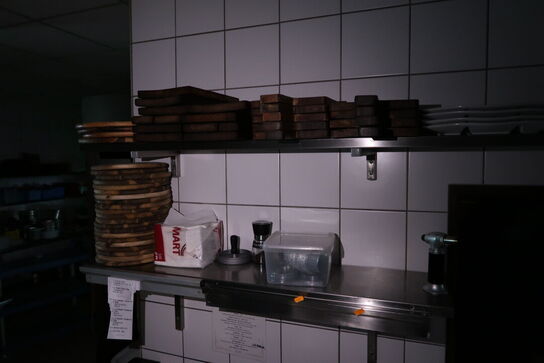 Rustfri stålhylder med indhold