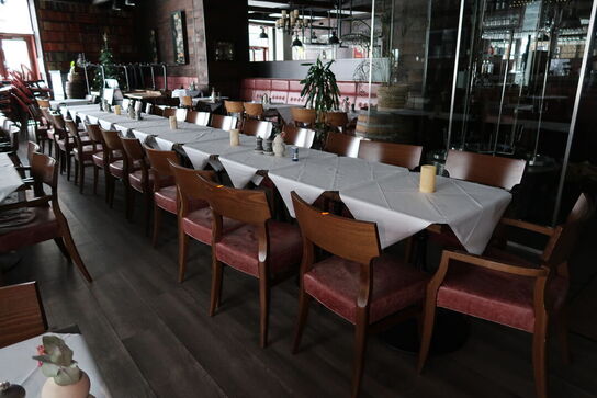 12 stk. borde med 25 stk. stole SASA