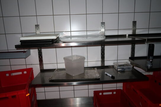 Rustfri stålhylder med indhold