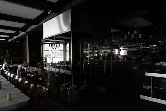 Central, glasinddækket åben ild/grillinstallation
(specialbygget)