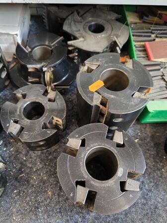 1 skuffe med fræseværktøj