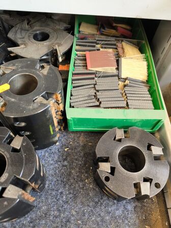 1 skuffe med fræseværktøj
