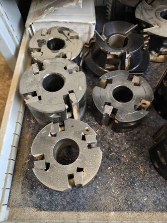 1 skuffe med fræseværktøj