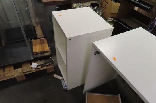 Bord + 2 stk. Kommode 