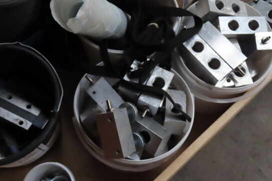 Palle med diverse bolte, alu mv. 