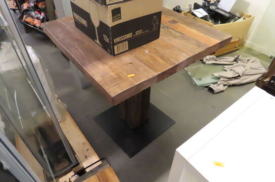 Bord + 2 stk. Kommode 