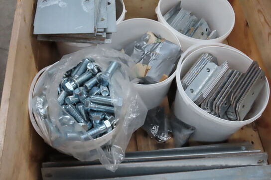 Palle med diverse bolte, møtrikker mv. 