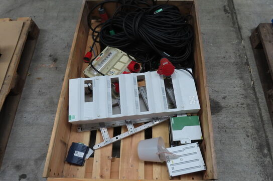 Palle med kabler, el-tavle mv. 