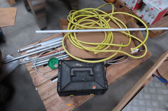 Palle med diverse rør, slanger mv. 