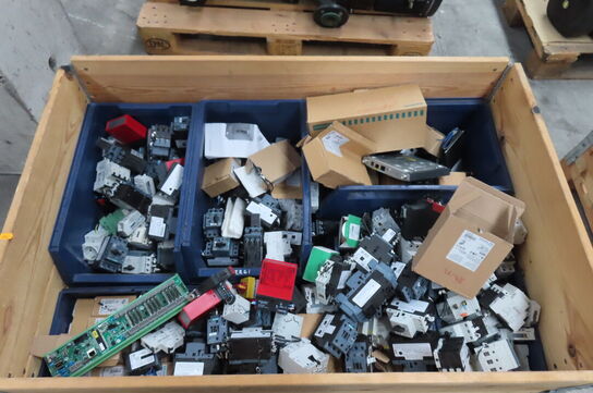 Palle med diverse elkomponenter