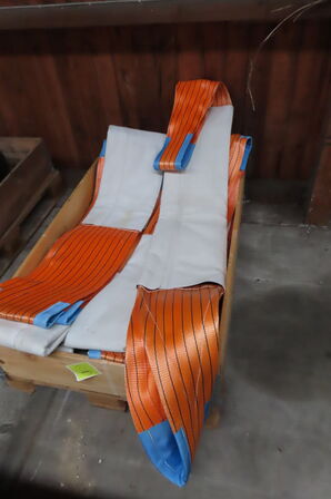 Palle med diverse løftestropper 