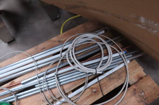 Palle med diverse rør, slanger mv. 